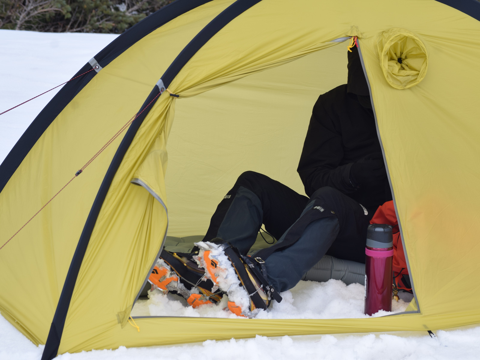 アイゼンを装着したままシェルター内へ