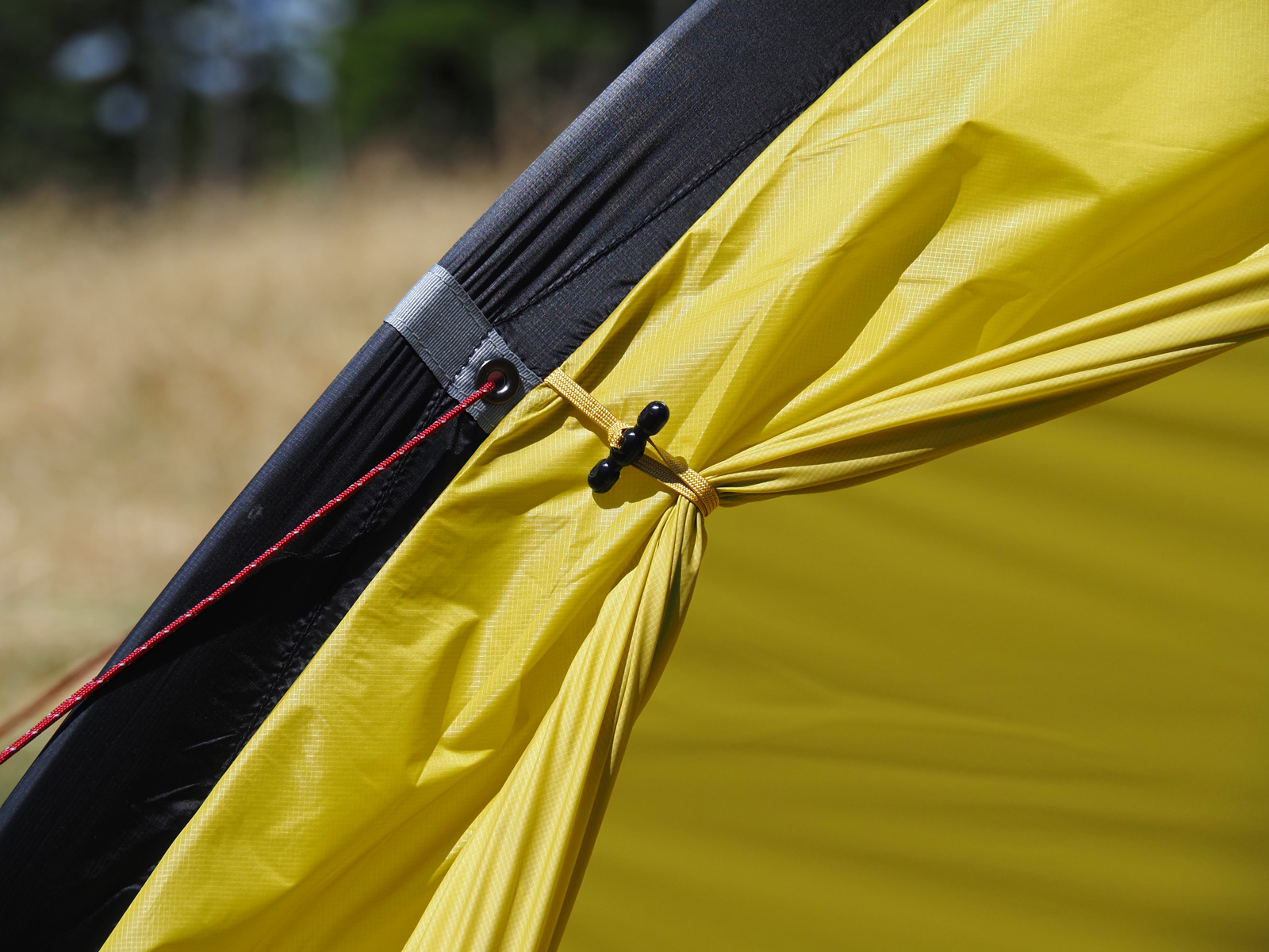 ガイライン取付部を金属アイレットへ。入口タクシ用タッセルが標準装備