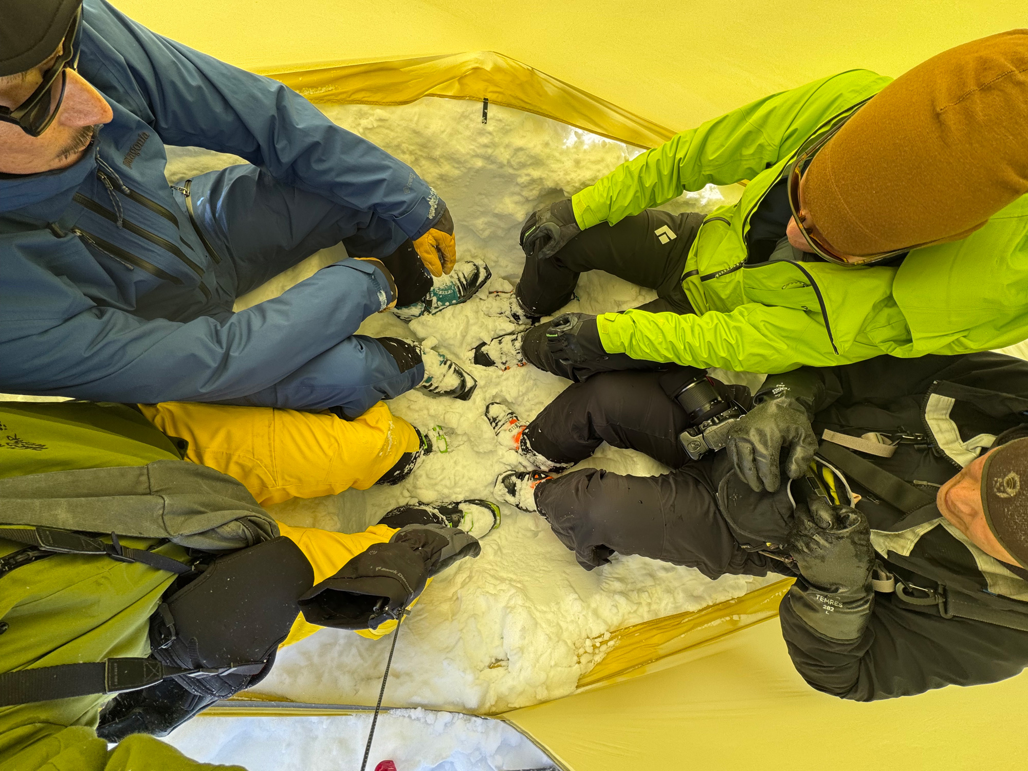 足元を掘ることで椅座位姿勢で4人避難